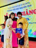 Cô Hiệu phó trao biển lớp cho học sinh lớp 1