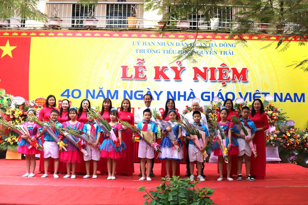 HS Tặng hoa các thầy cô giáo