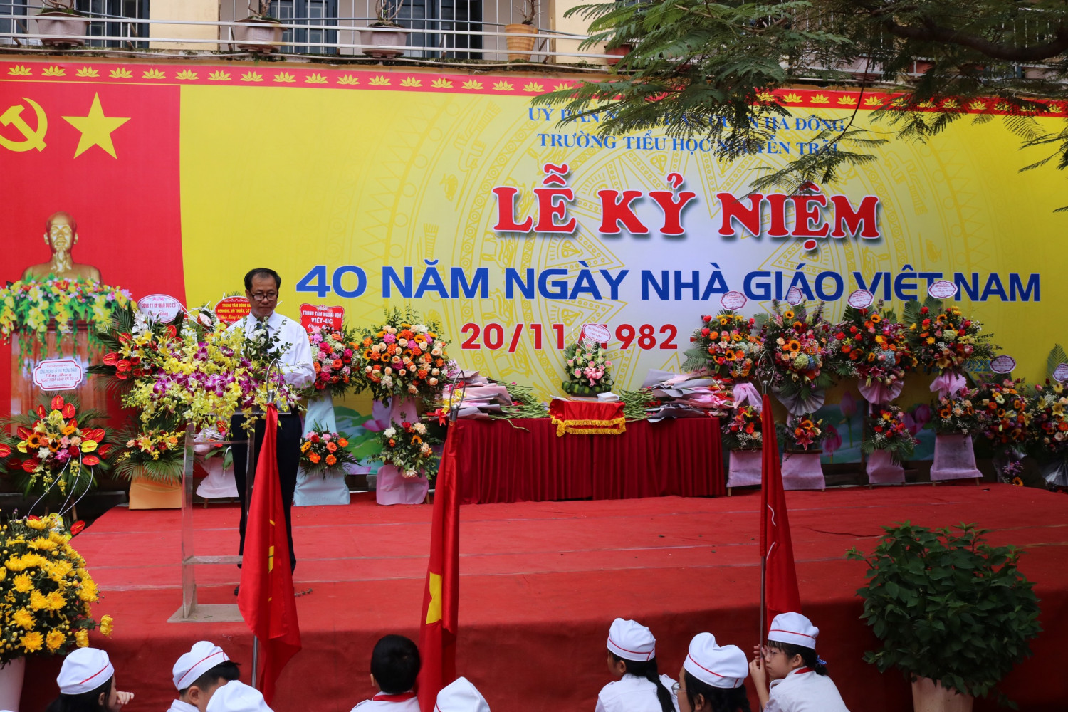 Ông Lê Trung Tuấn Hiệu trưởng nhà trường đọc diễn văn