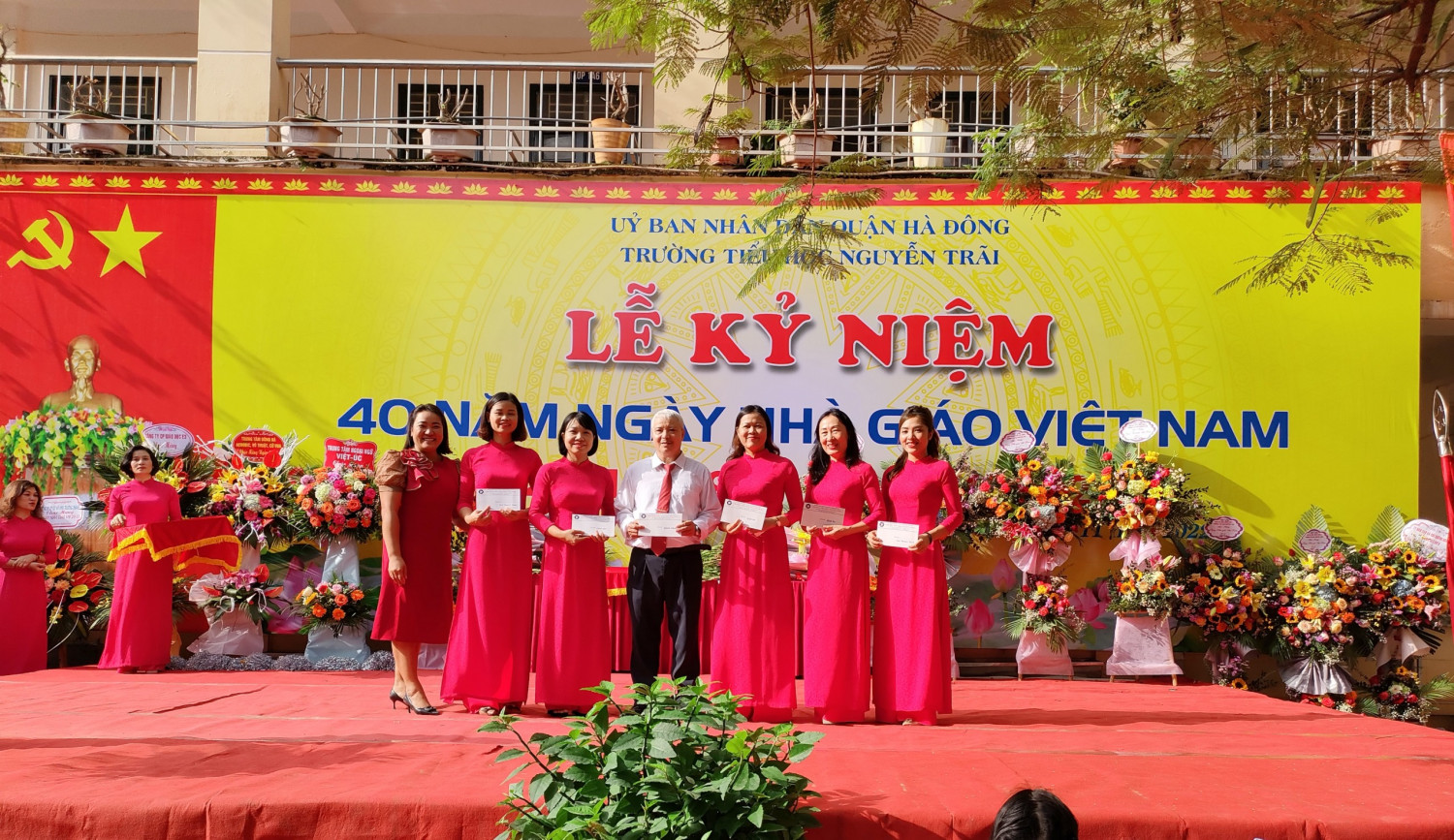 tặng giáo vien kéo co