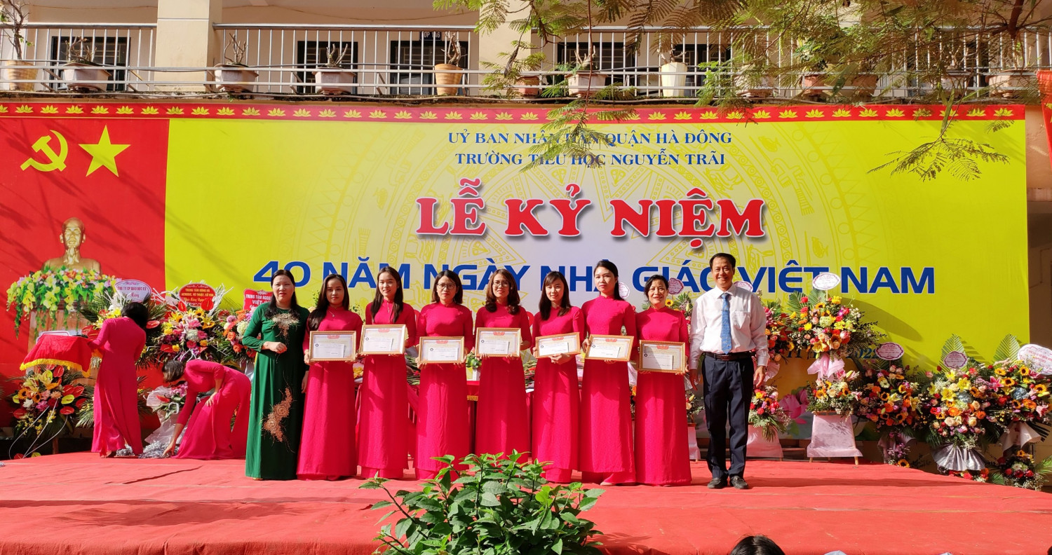 tặng giấy khen 7 giáo vien trong hội thi giáo vien dạy giỏi