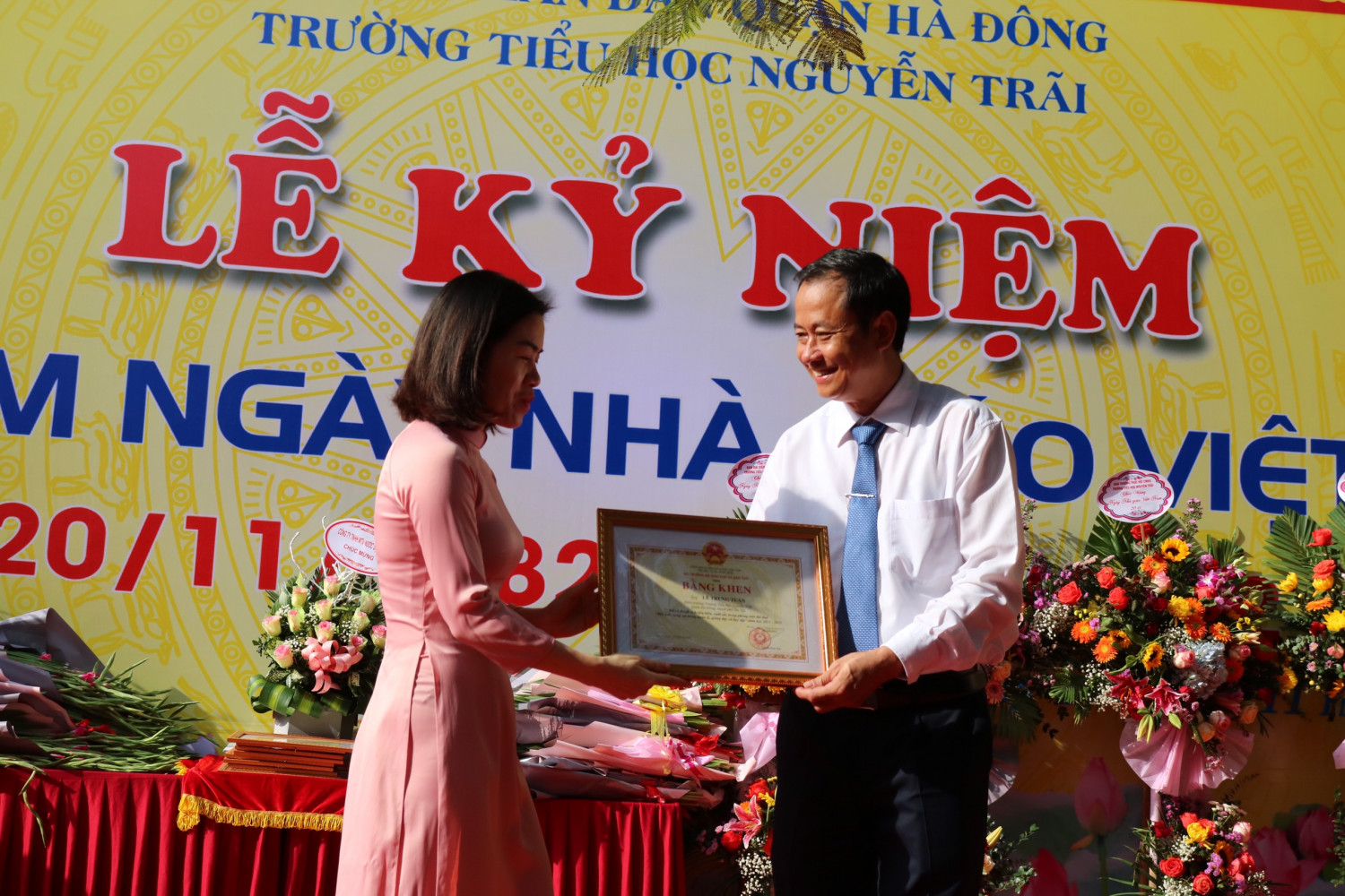 Thầy Lê Trung Tuấn nhận BẰng Khen của Bộ GIáo Dục và Đào Tạo