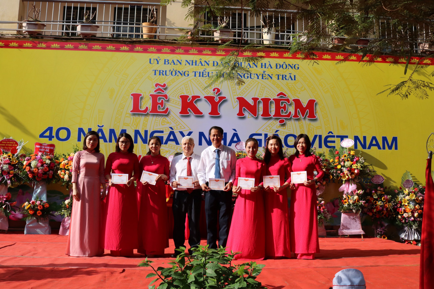 Trao thưởng thầy cô đạt danh hiệu chiến sỹ thi đua cấp cơ sở