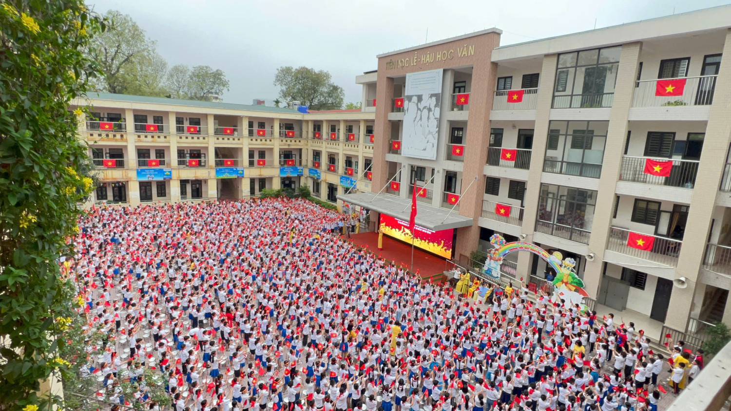 Trường Tiểu học Nguyễn Trãi tổ chức sinh hoạt dưới cờ kỷ niệm 50 năm ngày Giải phóng miền Nam, thống nhất đất nước (30/4/1975 - 30/4/2025)